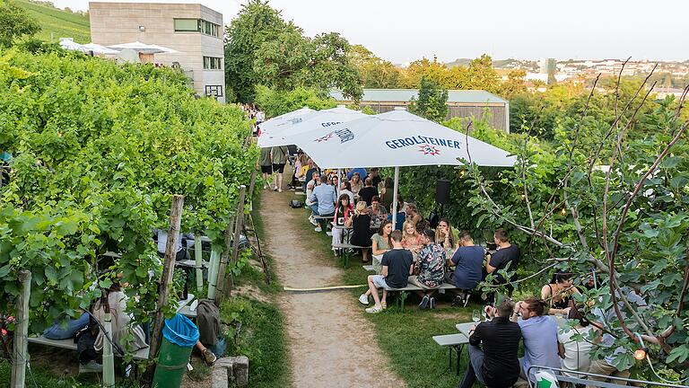 Hoch über den Dächern von Würzburg feiert man beim Weinfest am Stein. Unser Archivbild ist bei der abgespeckten Version der 'Wein am Stein Lounge' 2021 entstanden. Diese Jahr wollen Winzer Ludwig Knoll und sein Team wieder das volle Programm anbieten. Hoch über den Dächern von Würzburg feiert man beim Weinfest am Stein. Unser Archivbild ist bei der abgespeckten Version der 'Wein am Stein Lounge' 2021 entstanden. Diese Jahr wollen Winzer Ludwig Knoll und sein Team wieder das volle Programm anbieten.