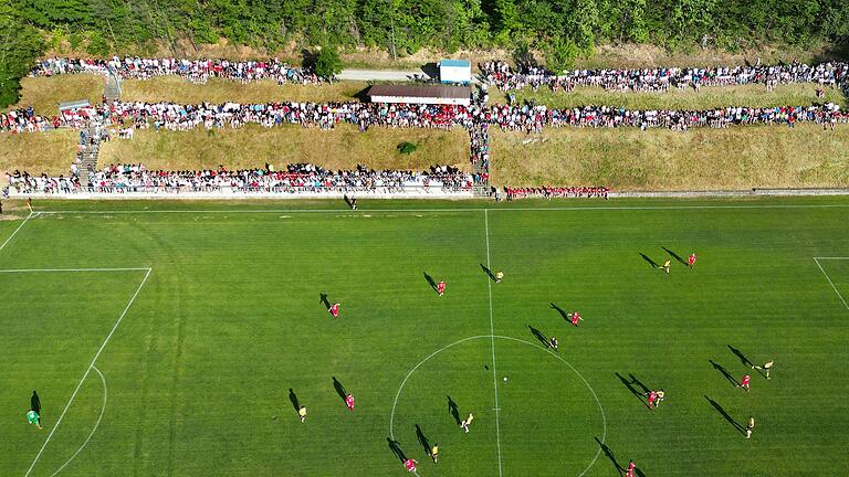 Diese Luftbildaufnahme entstand beim Relegationsspiel des FC Fuchsstadt gegen die SpVgg Bayern Hof, als über 1500 Fans auf den Kohlenberg kamen. - Diese Luftbildaufnahme entstand beim Relegationsspiel des FC Fuchsstadt gegen die SpVgg Bayern Hof, als über 1500 Fans auf den Kohlenberg kamen. Diese Luftbildaufnahme entstand beim Relegationsspiel des FC Fuchsstadt gegen die SpVgg Bayern Hof, als über 1500 Fans auf den Kohlenberg kamen. - Diese Luftbildaufnahme entstand beim Relegationsspiel des FC Fuchsstadt gegen die SpVgg Bayern Hof, als über 1500 Fans auf den Kohlenberg kamen.