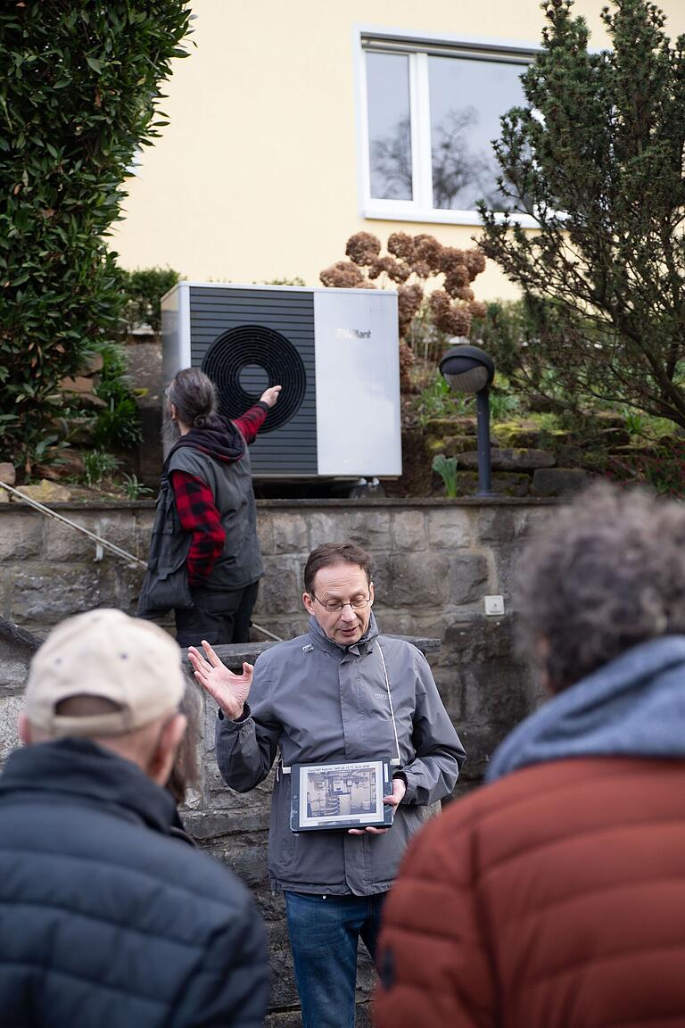 Dürr spricht über regenerative Wärmeerzeugung in Altbauten. Im Hintergrund sieht man eine Wärmepumpe. Dürr spricht über regenerative Wärmeerzeugung in Altbauten. Im Hintergrund sieht man eine Wärmepumpe.