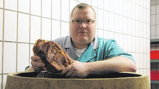 Neue Spezialität aus Urspringen: Andreas Krämer präsentiert seinen Barrique-Schinken. Das Barrique-Fass hat er eigens für das Einlegen seines Schinkens von der Winzergenossenschaft Thüngersheim besorgt.