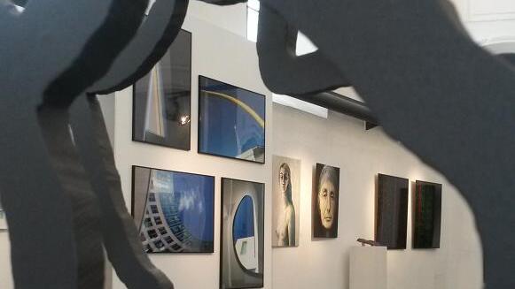 In der neuen Ausstellung des Spitäle: Blick durch eine Stahlskulptur von Stephan Nüsslein auf Fotografien von Karl-Heinz Seidel und Gemälde von Erhard Löblein. In der neuen Ausstellung des Spitäle: Blick durch eine Stahlskulptur von Stephan Nüsslein auf Fotografien von Karl-Heinz Seidel und Gemälde von Erhard Löblein.