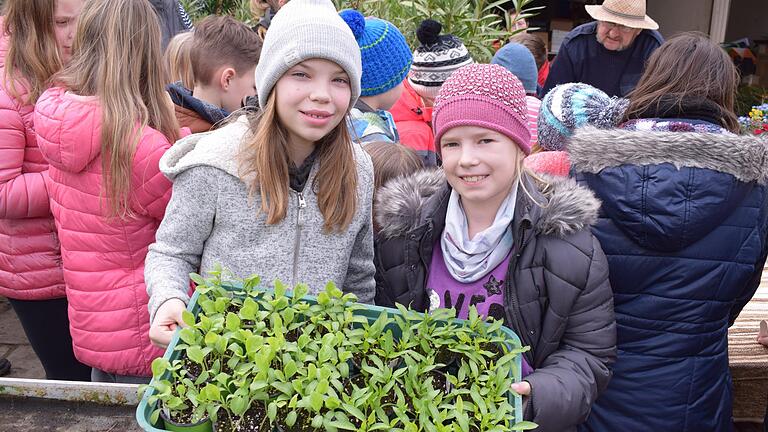 Klara (links) und Julia aus Mönchsondheim zeigen die Auberginen- und Paprikapflanzen, die für den Kreisacker bestimmt sind.