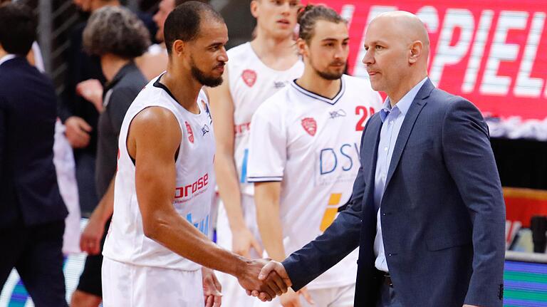 Alex King und Baskets-Trainer Denis Wucherer nach der Partie in Bonn.