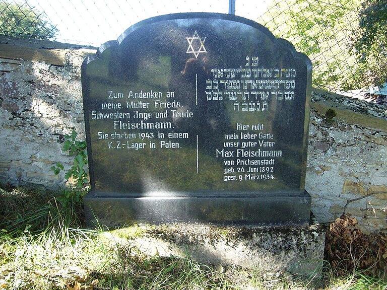Grabstein für die Familie Max Fleischmann auf dem Israelitischen Friedhof in Gerolzhofen. Grabstein für die Familie Max Fleischmann auf dem Israelitischen Friedhof in Gerolzhofen.