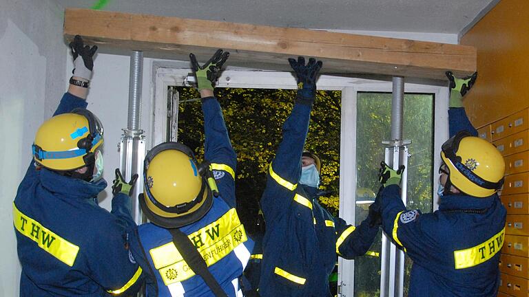 Mit Holzbalken und Stahlstreben galt es in Handarbeit eine Stützkonstruktion für eine Stützungsaktion zu konstruieren. Mit Holzbalken und Stahlstreben galt es in Handarbeit eine Stützkonstruktion für eine Stützungsaktion zu konstruieren.