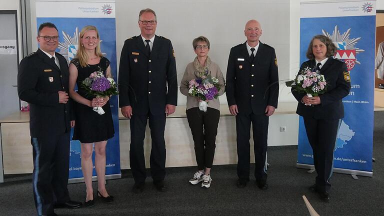 Ab September übernimmt Michael Zimmer (von links, mit Ehefrau Desirée Zimmer) die Dienststellenleitung der Polizeiinspektion Marktheidenfeld. Der unterfränkische Polizeipräsident Detlev Tolle verabschiedete Stefan Schwind (mit Ehefrau Helga Schwind) in den Ruhestand. Von Mai bis einschließlich August leitet Annette Fröhlich interimsmäßig die Polizei in Marktheidenfeld. Ab September übernimmt Michael Zimmer (von links, mit Ehefrau Desirée Zimmer) die Dienststellenleitung der Polizeiinspektion Marktheidenfeld. Der unterfränkische Polizeipräsident Detlev Tolle verabschiedete Stefan Schwind (mit Ehefrau Helga Schwind) in den Ruhestand. Von Mai bis einschließlich August leitet Annette Fröhlich interimsmäßig die Polizei in Marktheidenfeld.