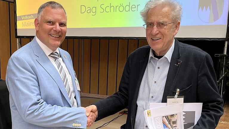 Volkachs Erster Bürgermeister Heiko Bäuerlein (links) verlieh dem Architekten und Städteplaner Dag Schröder in Anerkennung seiner Verdienste um die Stadt Volkach die silberne Stadtplakette.