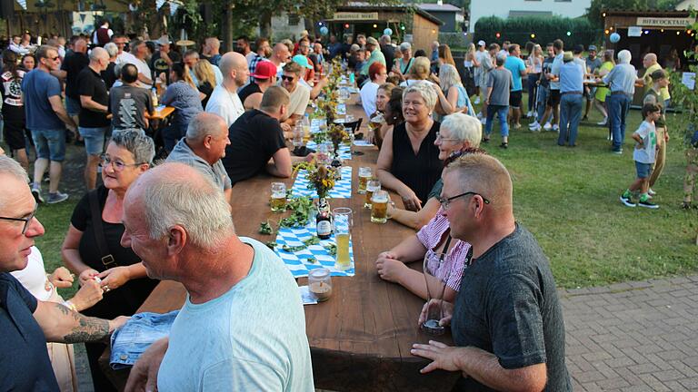 Beste Stimmung bei Jung und Alt auf dem fünften Burchsinner Bierduurf der Lagerfeuerfreunde Burgsinn.