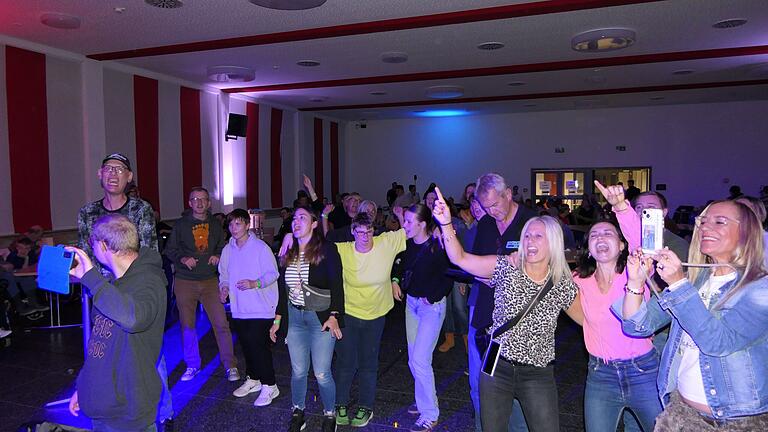 Eine ausgelassene Stimmung herrschte unter den rund 200 Besucherinnen und Besuchern beim Konzert der Inklusionsband Mosaik. Eine ausgelassene Stimmung herrschte unter den rund 200 Besucherinnen und Besuchern beim Konzert der Inklusionsband Mosaik.