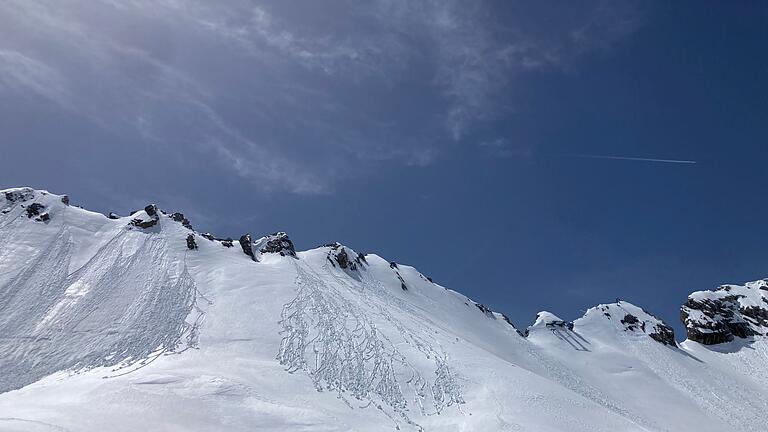Zugspitze - Gefahr durch Lawinen       -  Lawinen gehen abseits von Pisten ab. (Symbolbild)