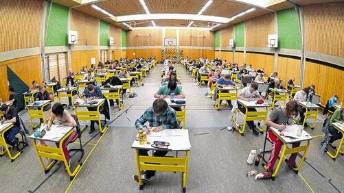 Angespannte Situation: Abiturienten des achtjährigen Gymnasiums (G8) wie hier bei ihrer Prüfung in der Turnhalle des Anton-Bruckner-Gymnasiums in Straubing (Niederbayern). Am Martin-Schleyer-Gymnasium in Lauda kann demnächst wieder nach neun Jahren die Abiturprüfung abgelegt werden.