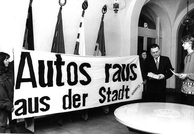 Bereits 1993 wurde über Autos in Würzburg diskutiert. Auf diesem Archivbild übergab die Umweltorganisation Greenpeace Unterschriften im Rathaus. Der damalige Oberbürgermeister Jürgen Weber versprach, 'unnötigen Verkehr in der Stadt einzuschränken'.&nbsp;