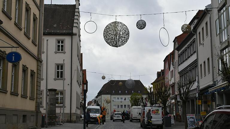 Die Weihnachtsbeleuchtung, wie hier in der Spörleinstraße, hängt bereits. Erstmals angeknipst werden soll sie dann zum Start der Sternenwoche am kommenden Montag.