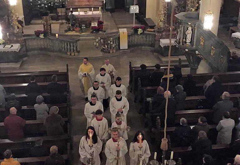 Fünf Studenten aus dem Priesterseminar gestalteten auch die Gottesdienste am Wochenende im Steigerwalddom mit. Zelebranten waren Regens Stefan Michelberger (links) und Pfarrer Stefan Mai.