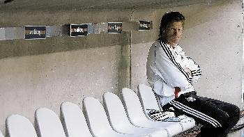Ersatzbank, ganz außen: Der neue       -  Ersatzbank, ganz außen: Der neue Stammplatz von Oliver Kahn.