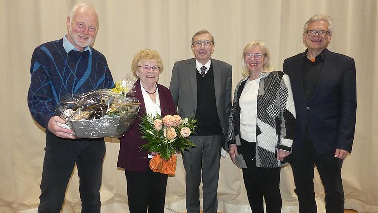 Ehrung nach vielen Jahren im Turnrat durch die TG-Spitze (von links): Reginhard von Hirschhausen, die langjährige Seniorenbeauftragte Helga Clarner, Georg Appold, Helga Rommel und Heribert Weber.