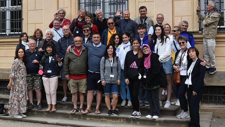 Zum 25+1 Jubiläum der Unterzeichnung der Partnerschafts-Urkunde zwischen Greußenheim und Valfabbrica besuchten 26 Valfabbrichesi die Region. Thomas Rützel (dritte Reihe links), und das Partnerschaftskomitee Greußenheim organisierten das Rahmenprogramm mit Ausflügen und Abendveranstaltungen.