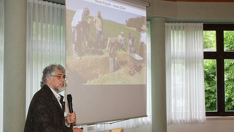 Der ehemalige Grabungsleiter Dr. Harald Rosmanitz vom Archäologischen Spessartprojekt referierte beim 15. Symposium zur Burgenforschung im Spessart.