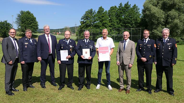 Zwei verdiente Feuerwehrkommandanten und ein Unternehmer wurden beim Kreisfeuerwehrtag in Untermerzbach für ihr außerordentliches Engagement geehrt. Im Bild von links: Bürgermeister Wolfram Thein (Maroldsweisach), Kreisbrandinspektor Andreas Franz, Bürgermeister Helmut Dietz (Untermerzbach), die Geehrten Robert Müller, Ralph Morgenroth und Stephan Rösler, Landrat Wilhelm Schneider, Kreisbrandinspektor Jonas Ludewig und Kreisbrandrat Ralf Dressel.