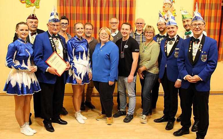 Diese Mitglieder der KV Obervolkach wurden beim Faschingsauftakt am Samstag für ihre Verdienste und Treue ausgezeichnet. Die Verbandsorden überreichten Marc-Peter Möhring (FEN, Zweiter von rechts) und Norbert Schober (FVF, Zweiter von links)