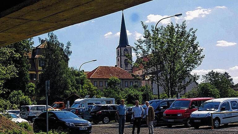 Offiziell übergeben: Die 25 neuen Stellplätze am Parkplatz Bleichrasen vor dem Roten Schloss in Hammelburg. Offiziell übergeben: Die 25 neuen Stellplätze am Parkplatz Bleichrasen vor dem Roten Schloss in Hammelburg.