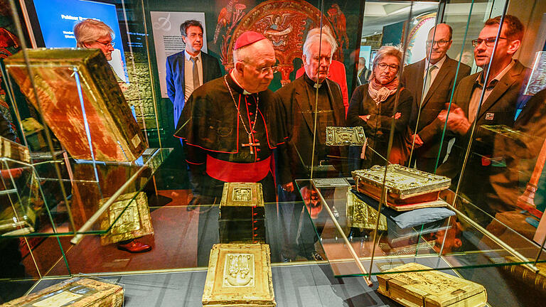 Älteste Universitätsbibliothek Bayerns: Festakt zum 400-jährigen Bestehen der Universitätsbibliothek  Würzburg findet im Foyer des Gebäudes u.a. mit Digitalministerin Judith Gerlach statt. Anschließend wurde die Ausstellung 'Elfenbein & Ewigkeit' im Handschriftenlesesaal eröffnet.