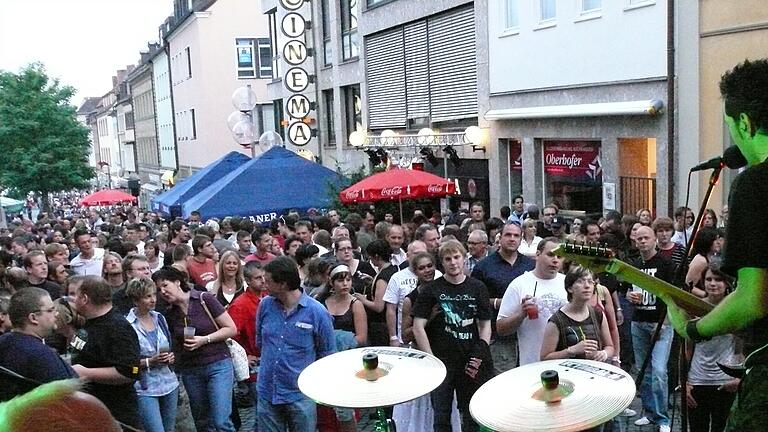 Das ist schon fast 14 Jahre her, aber immer noch unvergessen. Beim Honky Tonk spielte 2008 die Band 'Breitner' auf dem Pflaster vor der Cinema Bar. Der ganze Marktplatz war gut gefüllt.