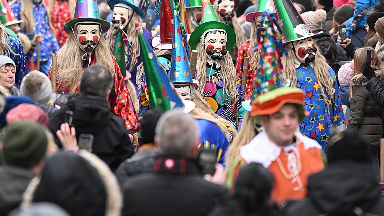 Rhöner Maskenfastnacht       -  Zahlreiche Menschen verfolgen am Sonntag (05.02.23) in Oberelsbach die sogenannte Rhöner Maskenfastnacht. Bei der Maskenfastnacht ziehen die Narren mit handgeschnitzten Masken durch die Straßen des kleinen Ortes im Landkreis Rhön-Grabfeld.