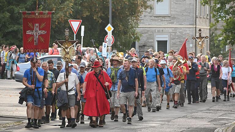 Zu ihrer ersten Frühstücksrast erreichten die Ochsenfurter Kreuzbergwallfahrer am Samstagmorgen Biebelried.