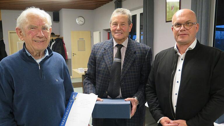 Für 40 Jahre Mitgliedschaft erhält Walter Otter (links) vom Vorsitzenden Hugo Barthel (Bildmitte) und Bürgermeister Volker Hemrich (rechts) die Auszeichnung. Für 40 Jahre Mitgliedschaft erhält Walter Otter (links) vom Vorsitzenden Hugo Barthel (Bildmitte) und Bürgermeister Volker Hemrich (rechts) die Auszeichnung.
