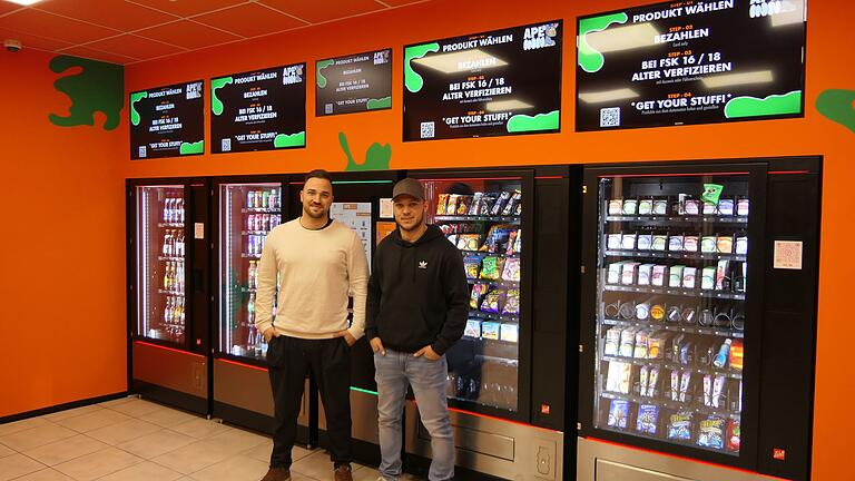 Niklas Flammersberger von 'APE inn' und der Ansprechpartner für den Haßfurter Automaten-Kiosk, Ricco Hein, präsentieren das Selbstbedienungskonzept nun auch in der Kreisstadt. Niklas Flammersberger von 'APE inn' und der Ansprechpartner für den Haßfurter Automaten-Kiosk, Ricco Hein, präsentieren das Selbstbedienungskonzept nun auch in der Kreisstadt.