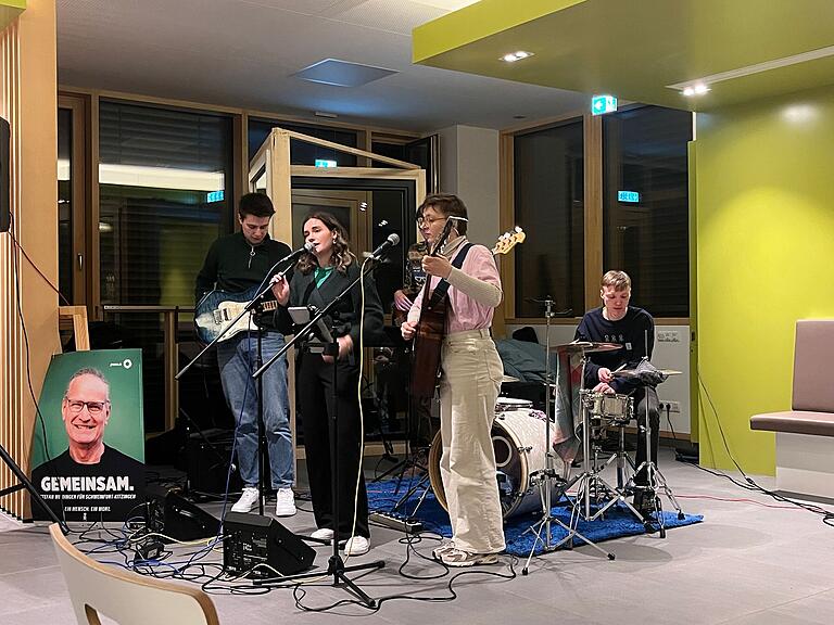 Die Gerolzhöfer Band Straße 10 sorgte für die musikalische Unterhaltung. Die Gerolzhöfer Band Straße 10 sorgte für die musikalische Unterhaltung.