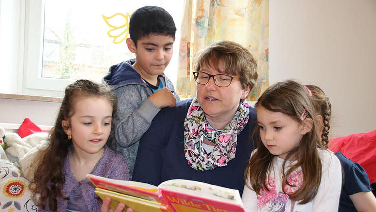 Kinder lieben es, wenn Erwachsene vorlesen. Hier liest die Leiterin des Kliegl-Kindergartens Manuela Sauer Geschichten von Wilden Tieren vor. Gespannt lauschen Dascha (von links), Hasan, Lisa und Sophie. Foto: Kathrin Kupka-Hahn - Kinder lieben es, wenn Erwachsene vorlesen. Hier liest die Leiterin des Kliegl-Kindergartens Manuela Sauer Geschichten von Wilden Tieren vor. Gespannt lauschen Dascha (von links), Hasan, Lisa und Sophie. Foto: Kathrin Kupka-Hahn Kinder lieben es, wenn Erwachsene vorlesen. Hier liest die Leiterin des Kliegl-Kindergartens Manuela Sauer Geschichten von Wilden Tieren vor. Gespannt lauschen Dascha (von links), Hasan, Lisa und Sophie. Foto: Kathrin Kupka-Hahn - Kinder lieben es, wenn Erwachsene vorlesen. Hier liest die Leiterin des Kliegl-Kindergartens Manuela Sauer Geschichten von Wilden Tieren vor. Gespannt lauschen Dascha (von links), Hasan, Lisa und Sophie. Foto: Kathrin Kupka-Hahn