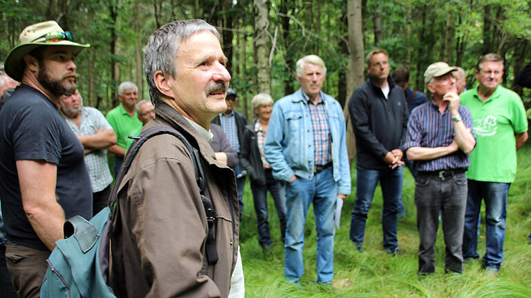 Warum Forstbetrieb-Mitarbeitern der Kragen platzt       -  Es hat nicht viel genützt, wie die massive Kritik zeigt: Im Sommer hatten der Leiter des Forstbetriebs Ebrach, Ulrich Mergner (im Vordergrund), und der zuständige Revierförster der Bevölkerung, dem Nationalparkverein und Umweltverbänden die im ehemaligen Schutzgebiet 'Hoher Buchener Wald im Ebracher Forst' geplanten Maßnahmen vorgestellt.