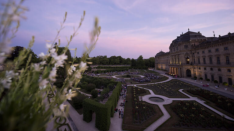 Das Philharmonische Orchester Würzburg spielte 2015 im Hofgarten der Residenz in Würzburg im Rahmen der Nachtmusik des Mozartfestes.