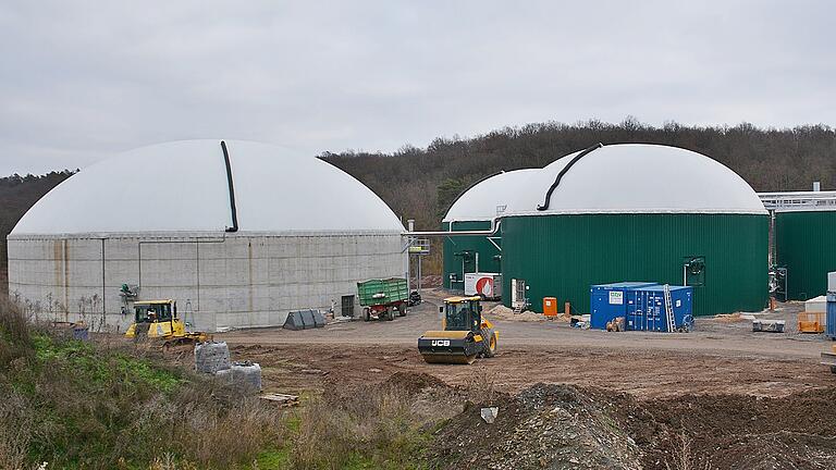 An der Deponie des Landkreises Rhön-Grabfeld nahe Breitensee bei Herbstadt entsteht die neue Biovergärungsanlage des Landkreises Rhön-Grabfeld. Derzeit ist der Außenbereich noch eine Baustelle. Auch sie wird im neuen Wertstoff- und Abfallkalender vorgestellt.