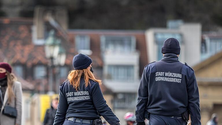 Symbolfoto: Eine Mitarbeiterin und ein Mitarbeiter des Ordnungsdienstes der Stadt Würzburg. Symbolfoto: Eine Mitarbeiterin und ein Mitarbeiter des Ordnungsdienstes der Stadt Würzburg.