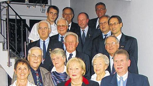 Stehen treu zum RC: (von links oben nach rechts unten) Christoph Masuch (für Vater Klaus Masuch), Fritz Baumann, Egid Schlessing, Siegfried Kaidel, Georg Recknagel, Theo Rottmann, Fritz Goecke, Bernd Müller, Horst Gösswein, Konrad Preiß, Wolfgang Masuch, Sigrid Buchinger, Ilse Rottmann, Christel Förster, Karin Stapf sowie Jochen Klinger (für Edeltraud Klinger).