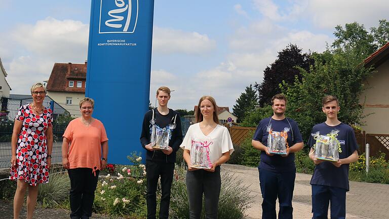 Im Bild (von links): Geschäftsleiterin Anne Feulner, Personalreferentin Susanne Ströhlein mit den ehemaligen Auszubildenden Lukas Sahlmüller, Lisa Reinwand, Maximilian Finger und Simon Vonhausen.