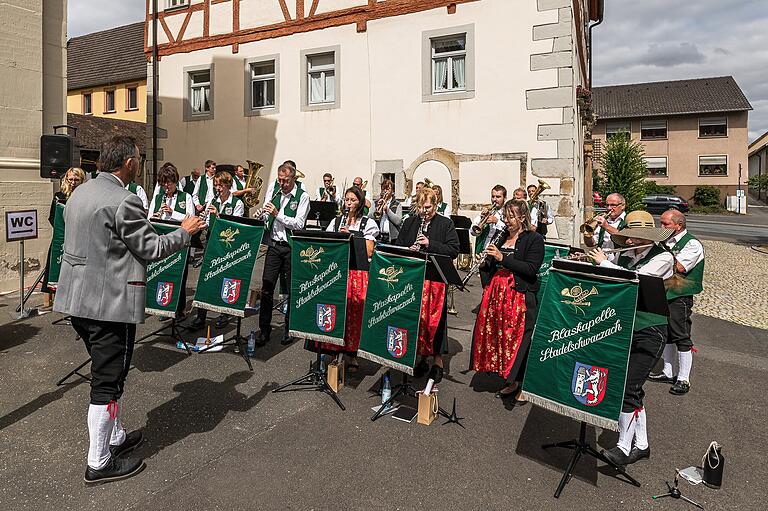 Ein letztes Mal dirigierte Martin Stöckinger die Stadelschwarzacher Blaskapelle. Mit dem Blasmusikklassikers 'Böhmischer Traum' verabschiedete er sich als Dirigent. Als Musiker am Bariton bleibt er der Kapelle erhalten. Ein letztes Mal dirigierte Martin Stöckinger die Stadelschwarzacher Blaskapelle. Mit dem Blasmusikklassikers 'Böhmischer Traum' verabschiedete er sich als Dirigent. Als Musiker am Bariton bleibt er der Kapelle erhalten.