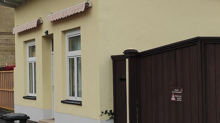Das gelbe Gebäude in der Hauptstraße in Oberndorf hat nach Erkenntnissen der Stadt die rechtsradikale Partei 'Der III. Weg' angemietet. Oberbürgermeister Sebastian Remelé bittet die Bürger vor Ort um Wachsamkeit. Das gelbe Gebäude in der Hauptstraße in Oberndorf hat nach Erkenntnissen der Stadt die rechtsradikale Partei 'Der III. Weg' angemietet. Oberbürgermeister Sebastian Remelé bittet die Bürger vor Ort um Wachsamkeit.