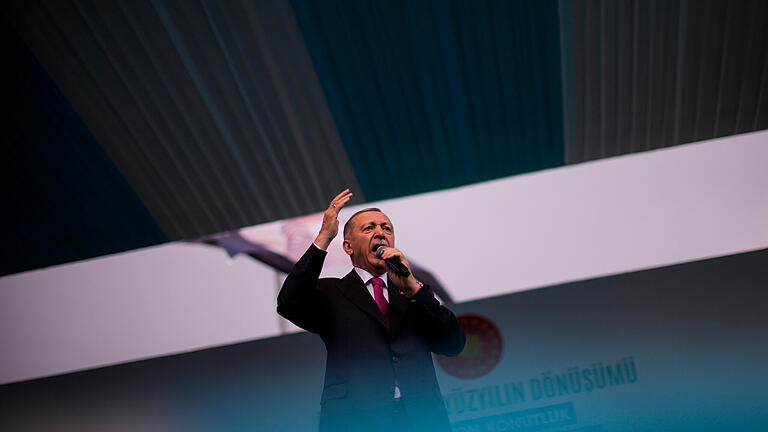 Vor den Wahlen in der Türkei.jpeg       -  Würde er freiwillig auf die Macht verzichten? Wie der türkische Präsident Recep Tayyip Erdogan auf eine mögliche Wahlniederlage reagiert, bereitet vielen Türken Sorge.