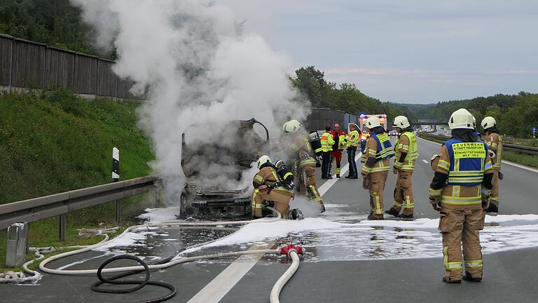 Auf der Höhe des Parkplatzes Steinsäcker nahe der Ausfahrt Haßfurt/Theres stand am Samstag ein Auto in Vollbrand. Die Feuerwehr hatte den Brand schnell unter Kontrolle. Auf der Höhe des Parkplatzes Steinsäcker nahe der Ausfahrt Haßfurt/Theres stand am Samstag ein Auto in Vollbrand. Die Feuerwehr hatte den Brand schnell unter Kontrolle.