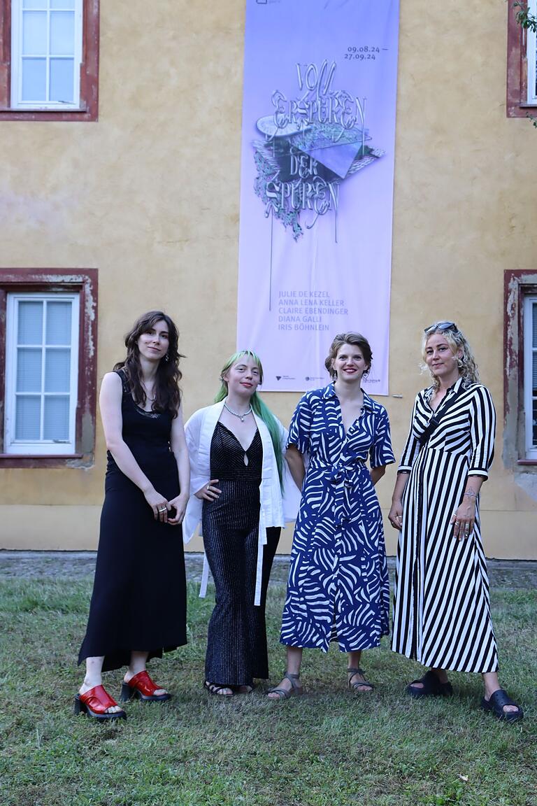 Organisatorin Nora Wolf(galaxie off galerie, von links), Julie de Kezel, Claire Ebendinger und Diana Galli bei der Vernissage vor dem Auber Spitalmuseum Organisatorin Nora Wolf(galaxie off galerie, von links), Julie de Kezel, Claire Ebendinger und Diana Galli bei der Vernissage vor dem Auber Spitalmuseum