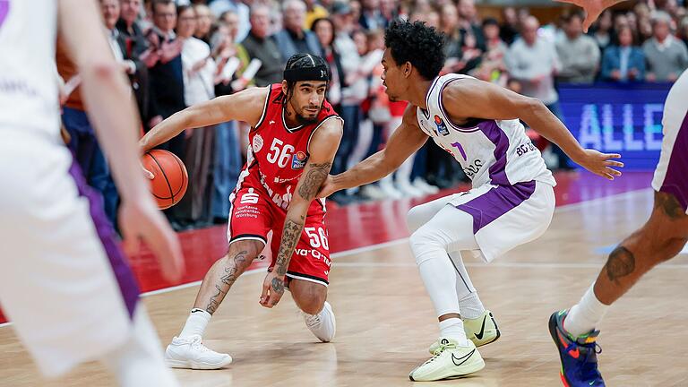Jhivvan Jackson (Nummer 56) dribbelt gegen Tra Holder (BG Göttingen). Legt sich der Würzburger den Ball abrupt in die andere Hand, droht Holder ein Anklebreaker, weil er sein Gewicht womöglich bereits verlagert hat. Jhivvan Jackson (Nummer 56) dribbelt gegen Tra Holder (BG Göttingen). Legt sich der Würzburger den Ball abrupt in die andere Hand, droht Holder ein Anklebreaker, weil er sein Gewicht womöglich bereits verlagert hat.