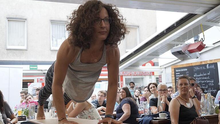 Zum zweitbesten Würzburger Startup des Jahres gewählt: Mit sportlichem Einsatz von Isabelle Blaich landete das Yoga-Board, ein regional hergestelltes Fitness-Gerät aus Holz, auf Platz zwei des Wettbewerbes.