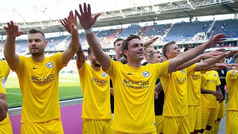 Beim Feiern gern vorne dran: Tom Schütz (Mitte) nach einem Sieg mit Arminia Bielefeld bei Hannover 96. Beim Feiern gern vorne dran: Tom Schütz (Mitte) nach einem Sieg mit Arminia Bielefeld bei Hannover 96.