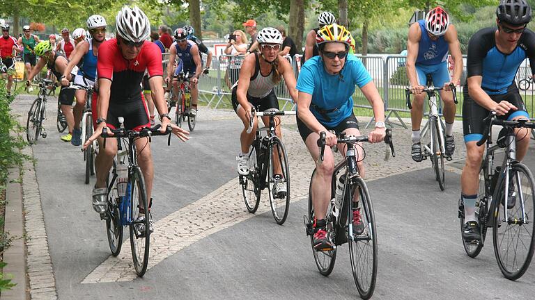 Am Samstag, 6. August, schwingen sich die Triathleten wieder in Kitzingen aufs Rad, nachdem sie geschwommen sind und bevor sie auf die Laufstrecke gehen. Am Samstag, 6. August, schwingen sich die Triathleten wieder in Kitzingen aufs Rad, nachdem sie geschwommen sind und bevor sie auf die Laufstrecke gehen.