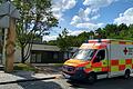 Ein Rettungswagen des Bayerischen Roten Kreuzes (BRK)  steht vor der Klinik Kitzinger Land (Symbolfoto).