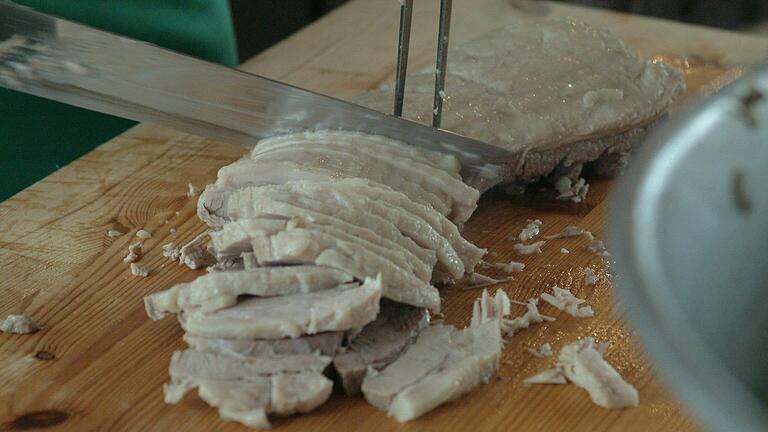 Auf dem Brett wird aufgetischt und gemeinsam gegessen, bei der Original Schweinfurter Schlachtschüssel. Die gehört nun zum Immateriellen Kulturerbe Bayerns. Auf dem Brett wird aufgetischt und gemeinsam gegessen, bei der Original Schweinfurter Schlachtschüssel. Die gehört nun zum Immateriellen Kulturerbe Bayerns.